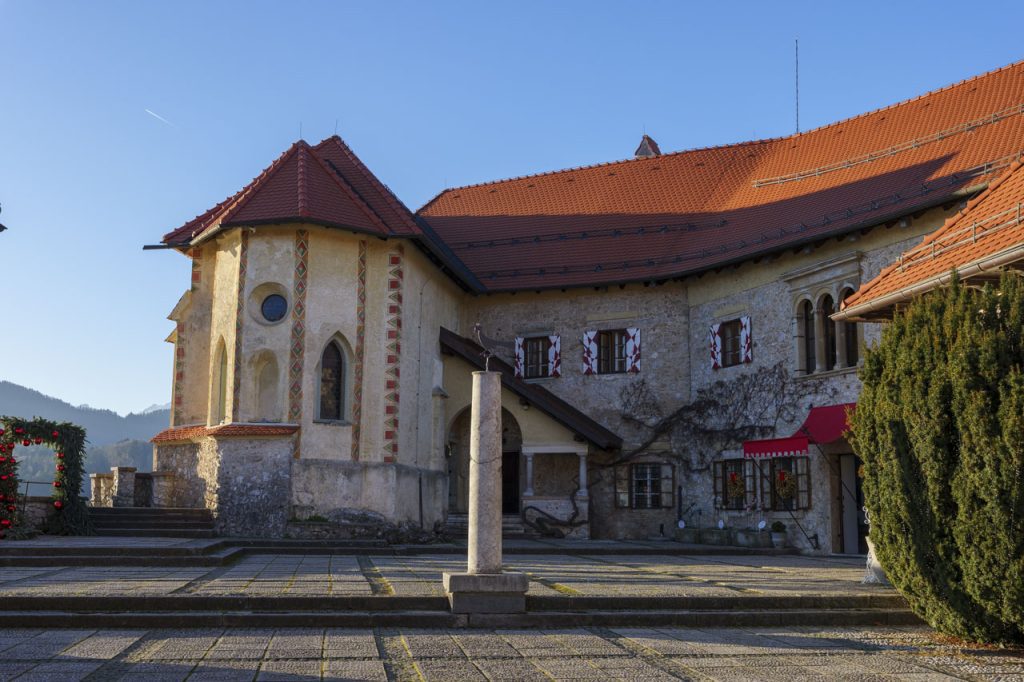 Il cortile superiore del castello di Bled, con la cappella e il museo.