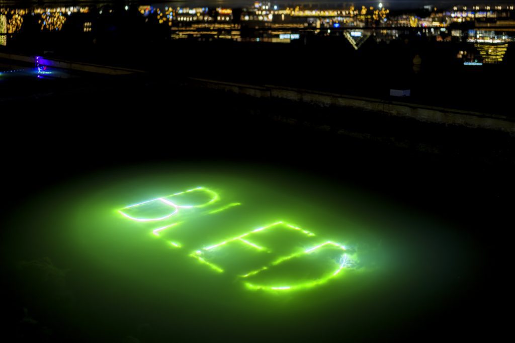 Immagini luminose brillano sotto l'acqua del lago di Bled.