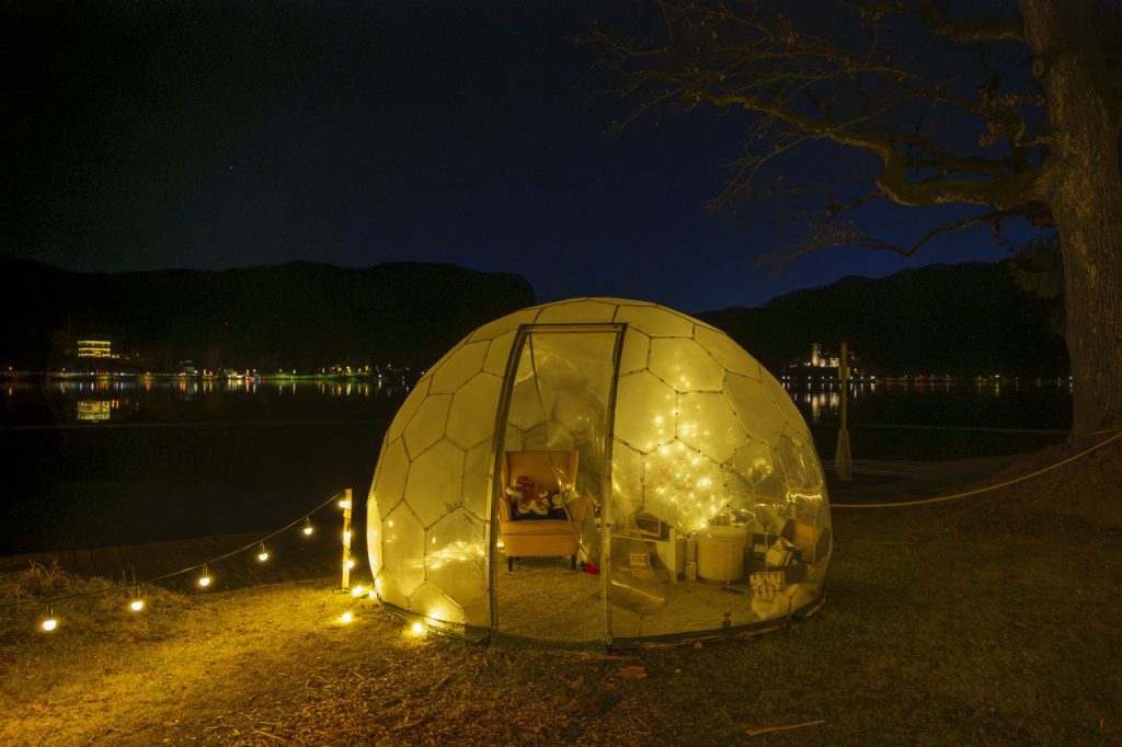 La visita al Parco delle Fiabe di Bled si conclude dall'Igloo con vista sull'isoletta.