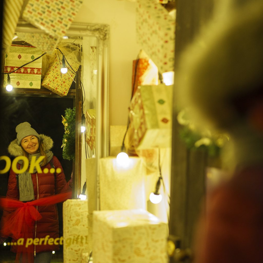 All'interno delle cabine spogliatoio della spiaggia, addobbate per Natale.