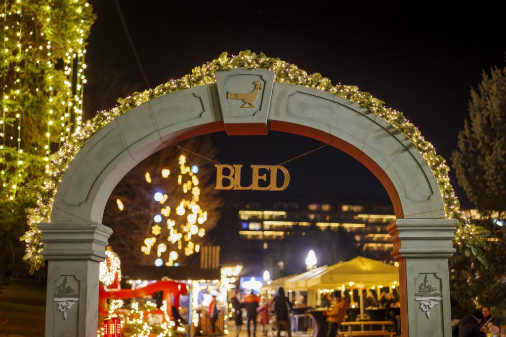 Bled a Natale ti accoglie così, con la sua favola d'inverno.