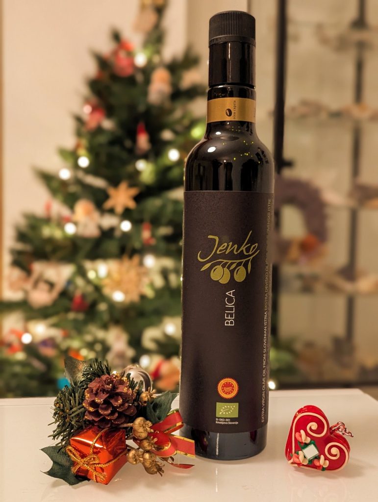 4 idee regalo di Natale originali e transfrontaliere 4 Idea regalo saporita: l’olio extravergine d’oliva Belica di Jenko.
Idee regalo di Natale