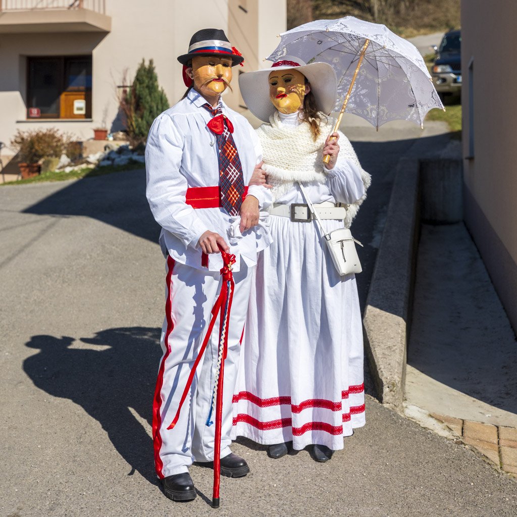 Maschere tradizionali del carnevale sloveno: Vrbišće šjme 8 Una coppia di signori, tipiche "maschere bianche" delle Vrbišće šjme.