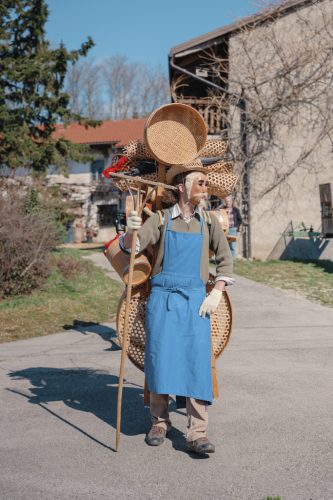 il "Ribnčan" che vende articoli in legno.