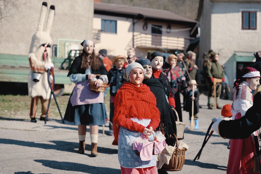 Maschere tradizionali del carnevale sloveno: Vrbišće šjme 14 Le Vrbišće šjme "recitano" il loro teatro muto nella piazza del paese.