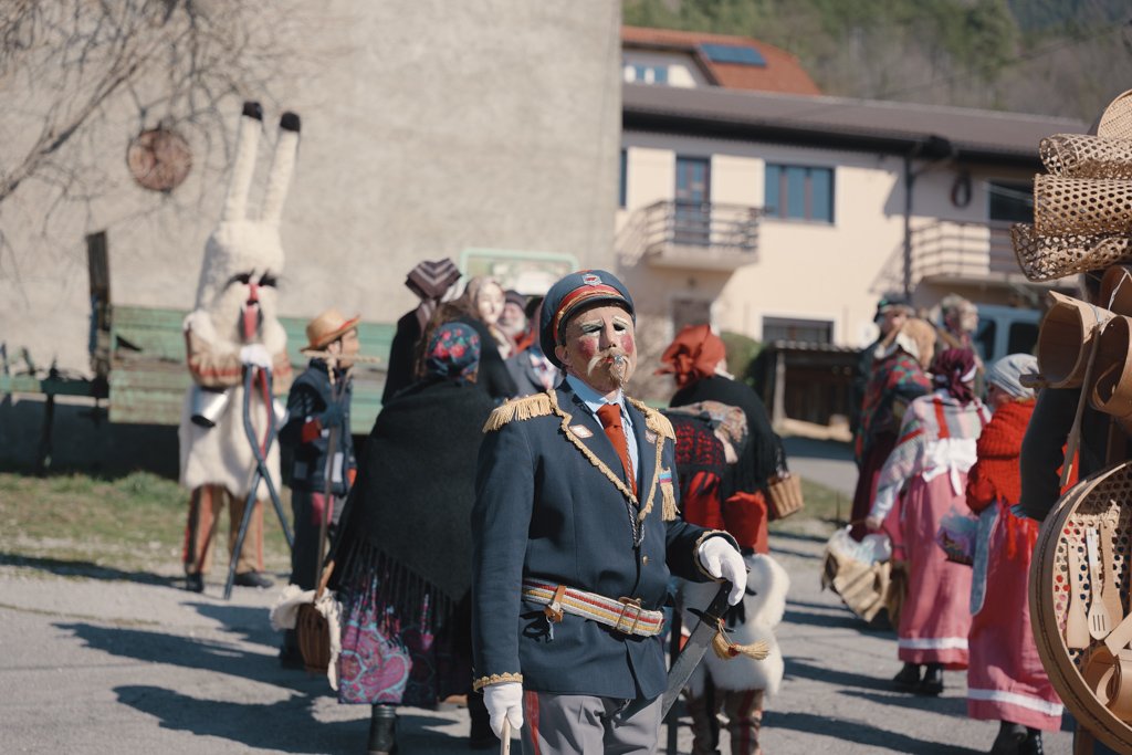 Maschere tradizionali del carnevale sloveno: Vrbišće šjme 16 Il poliziotto cerca di tenere l'ordine durante il Carnevale.