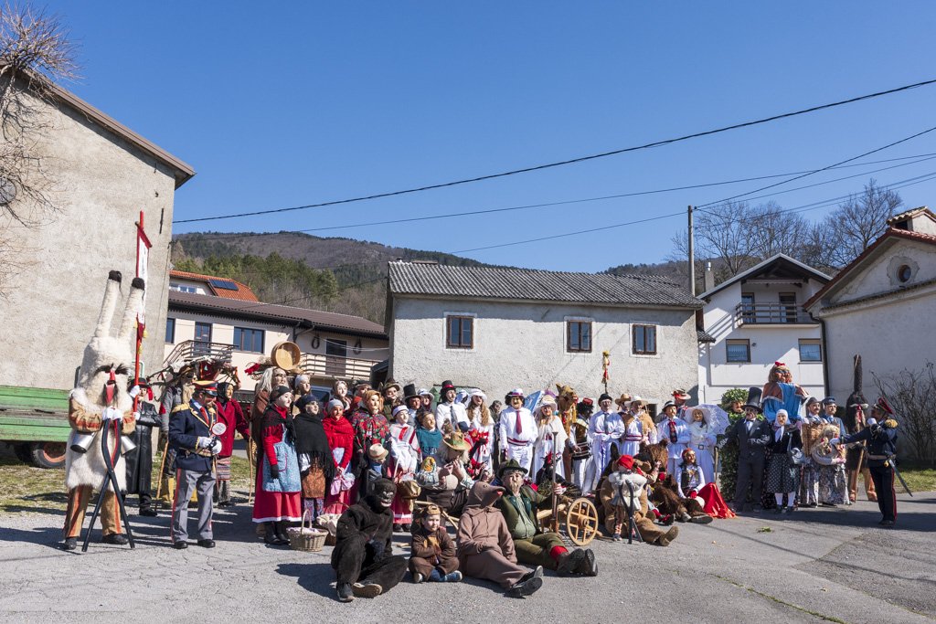 Maschere tradizionali del carnevale sloveno: Vrbišće šjme 11 Foto di gruppo per le Vrbišće šjme.