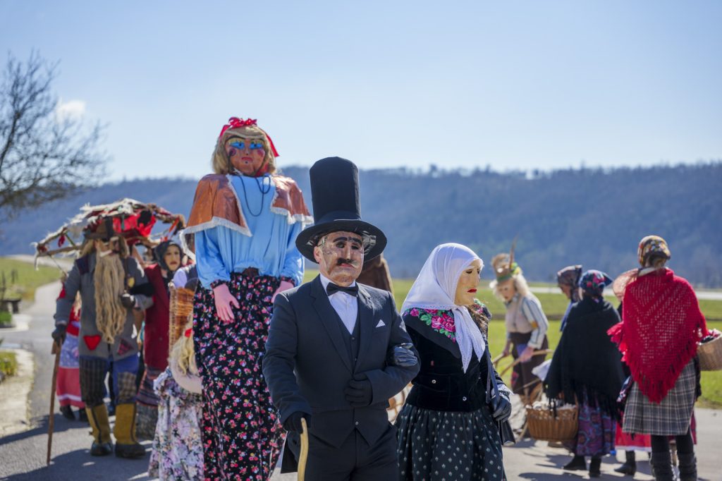 Maschere tradizionali del carnevale sloveno: Vrbišće šjme 9 Il Vecchio e la Vecchia, con la donna gigante alle loro spalle.