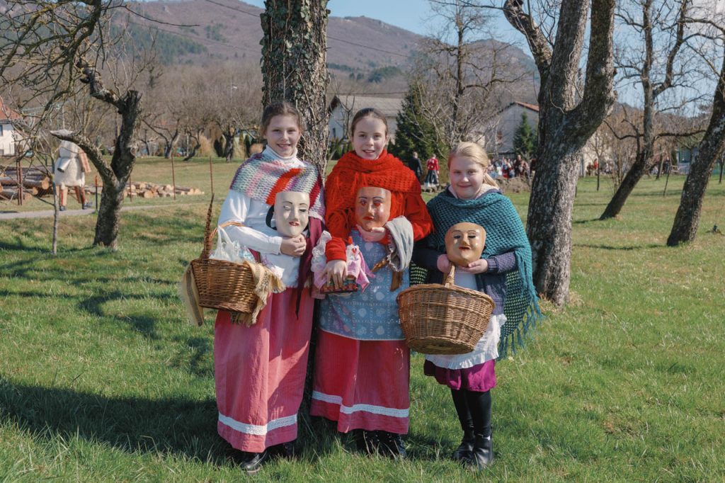 Maschere tradizionali del carnevale sloveno: Vrbišće šjme 12 Giovani "maschere bianche" delle Vrbišće šjme.