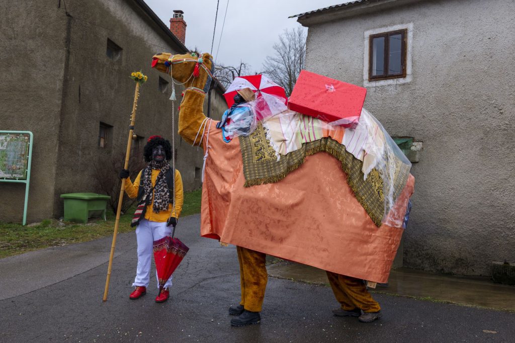 Maschere tradizionali del carnevale sloveno: Vrbišće šjme 10 Una delle maschere più insolite delle Vrbišće šjme è il cammello!