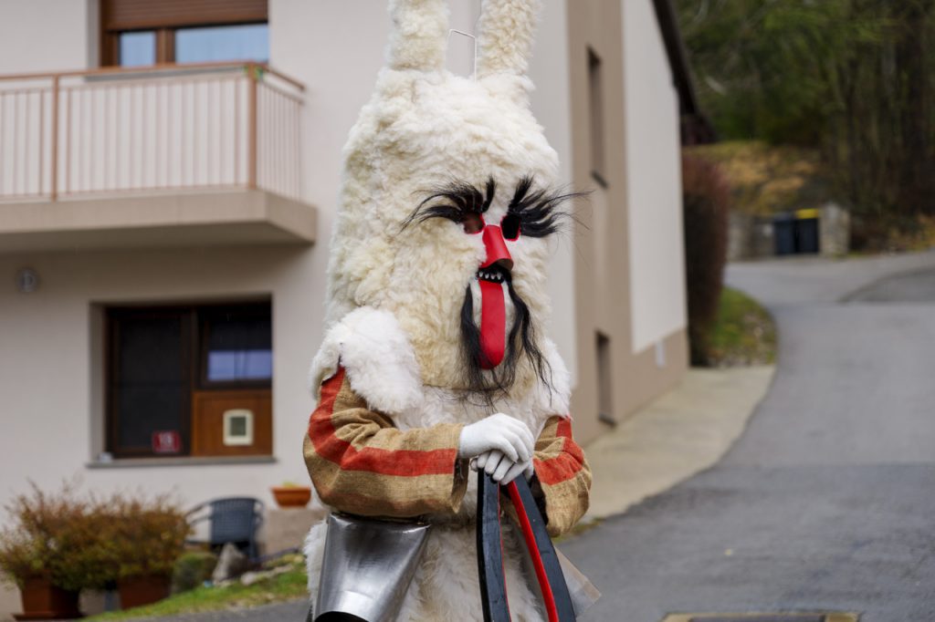 Maschere tradizionali del carnevale sloveno: Vrbišće šjme 5 Il "Beli Louc", il cacciatore bianco, apre la sfilata delle Vrbišće šjme.