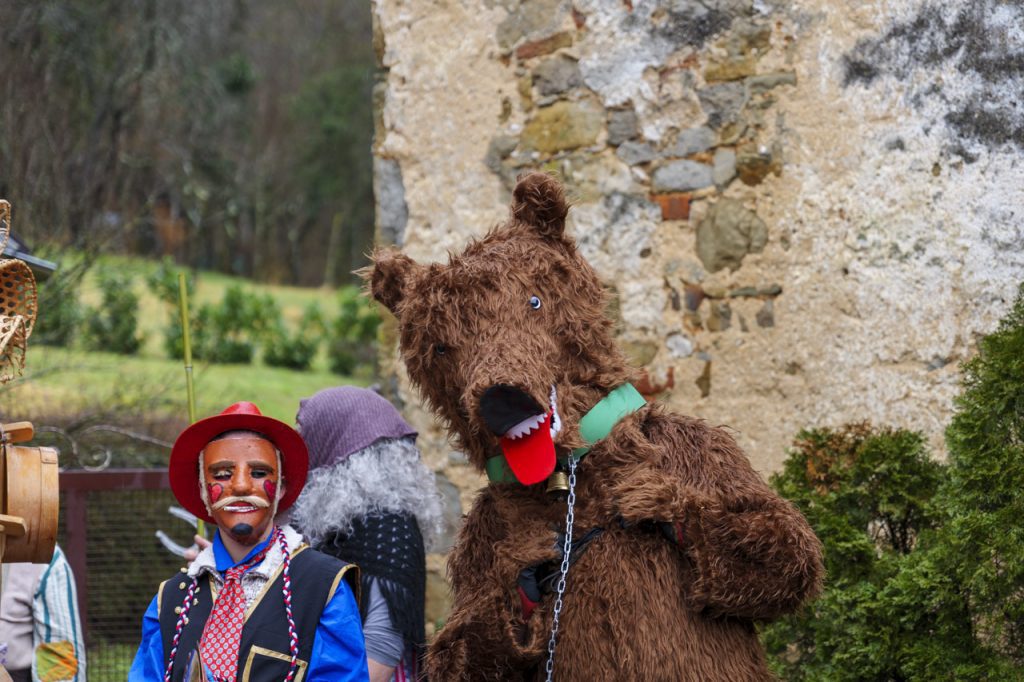 Maschere tradizionali del carnevale sloveno: Vrbišće šjme 17 Ai piedi del monte Snežnik non poteva mancare l'orso!