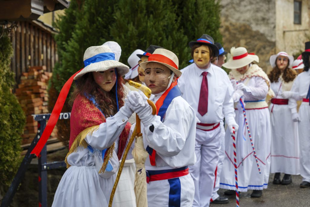 Maschere tradizionali del carnevale sloveno: Vrbišće šjme 18 La sfilata delle "maschere bianche" delle Vrbišće šjme.
