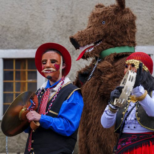 Gli zingari con l'orso alle Vrbišće šjme.