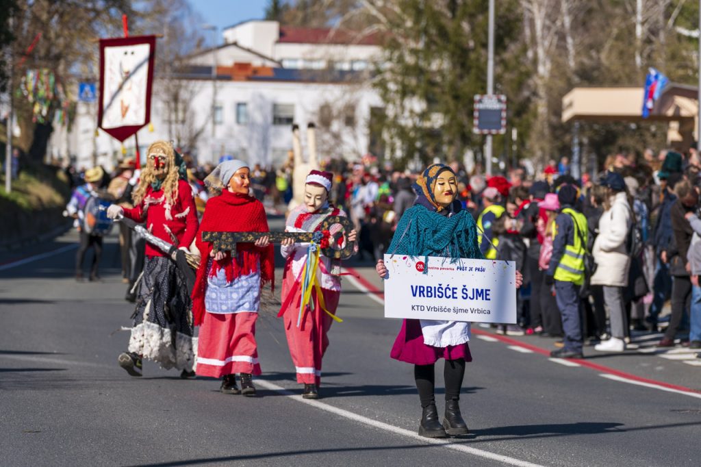 Maschere tradizionali del carnevale sloveno: Vrbišće šjme 13 Le Vrbišće šjme in sfilata a Ilirska Bistrica.