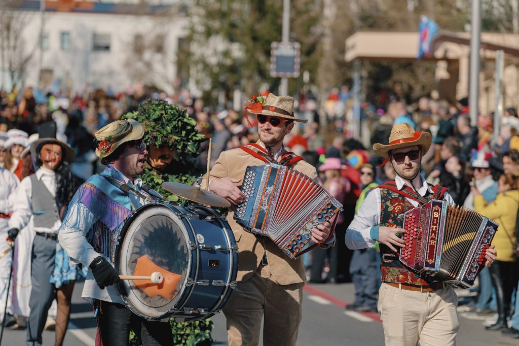 Maschere tradizionali del carnevale sloveno: Vrbišće šjme 15 La musica non può mai mancare alle Vrbišće šjme.