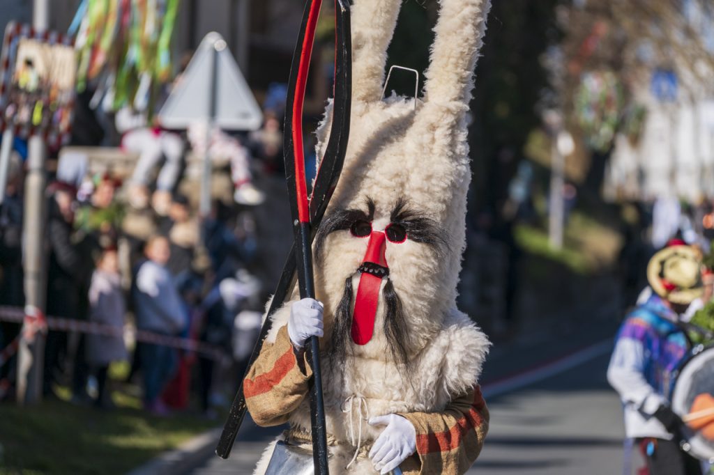 Maschere tradizionali del carnevale sloveno: Vrbišće šjme 7 Il cacciatore bianco Beli Louc in sfilata a Ilirska Bistrica.