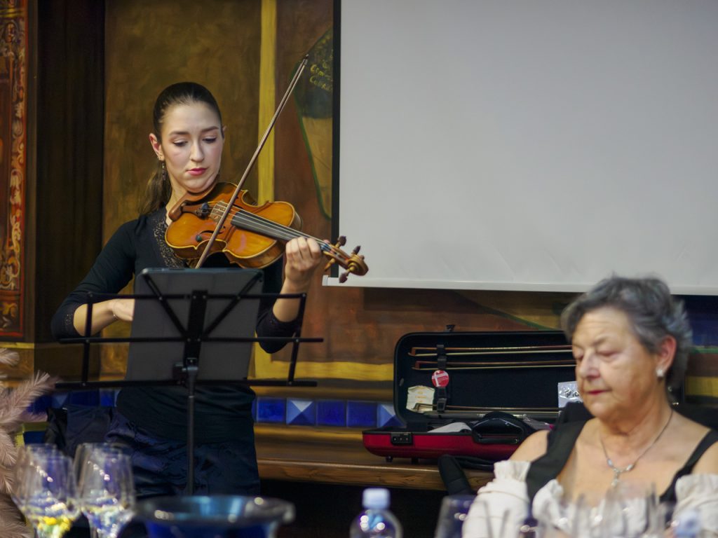 La bravissima Giada Visentin ci delizia col violino.