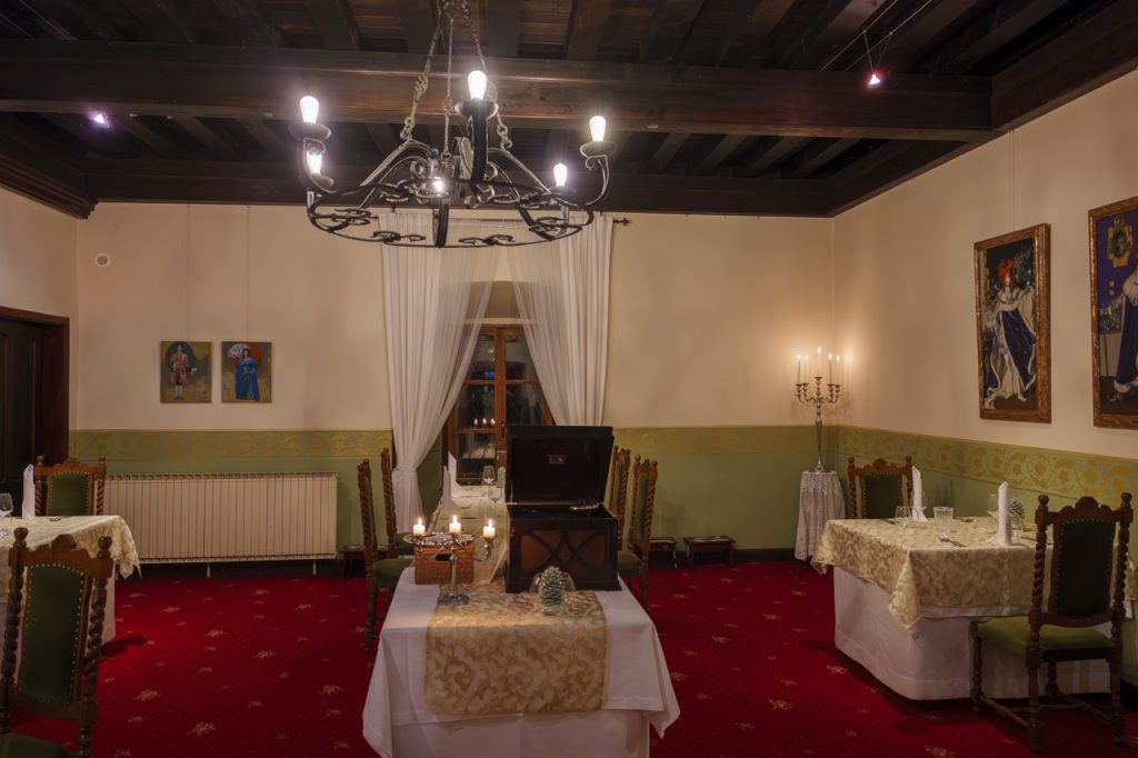 La piccola ma accogliente sala del ristorante Grad Kromberk.