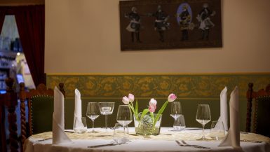 Il nostro tavolo è pronto per l'esperienza culinaria al ristorante Grad Kromberk.