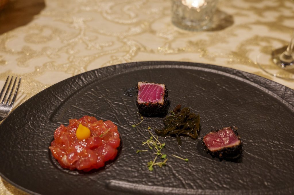 Antipasto numero 2: tartare di tonno e tonno tataki. Ristorante Grad Kromberk.