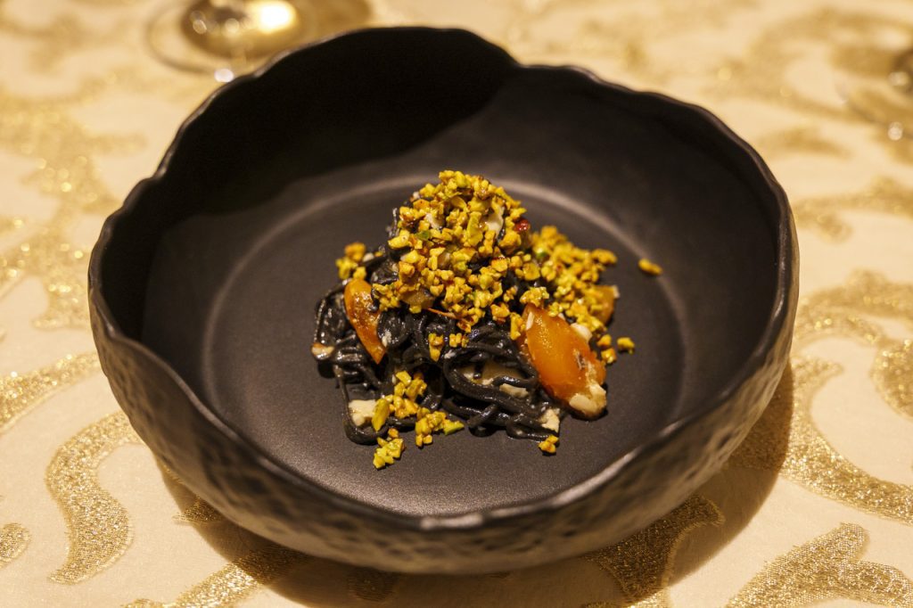 Primo numero 1: taglionili al nero di seppia con granchio blu. Ristorante Grad Kromberk.