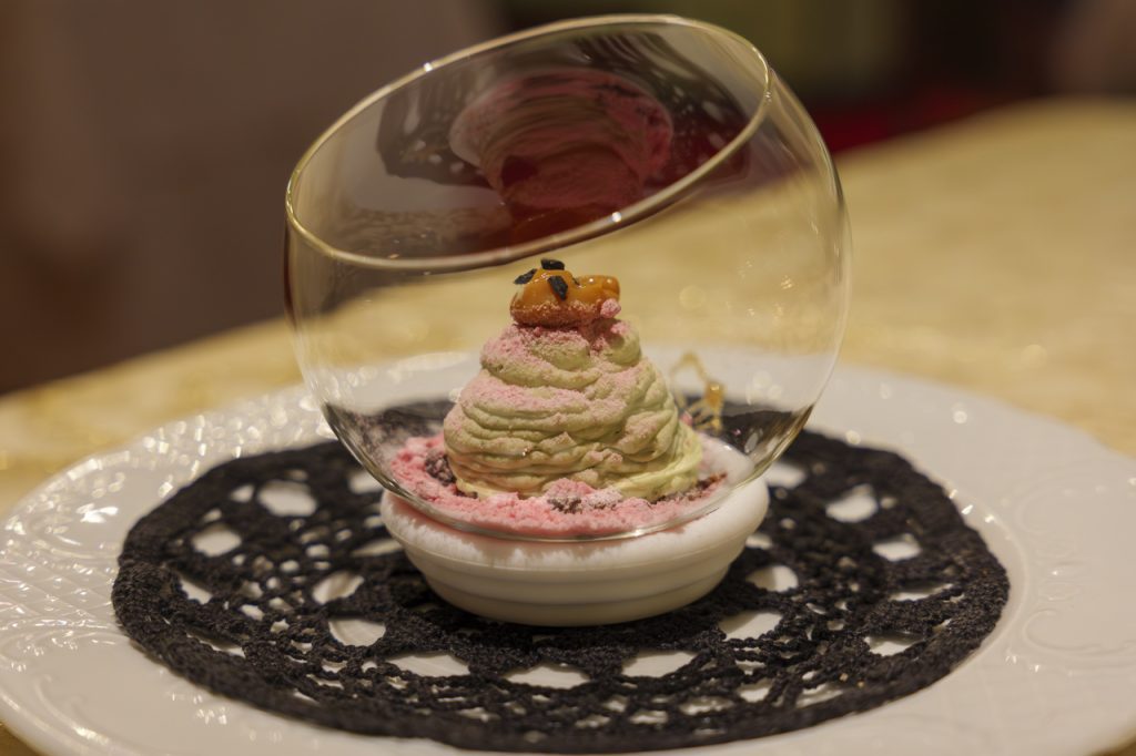 Il dolce: cheescake al matcha, crumble di noci, caramello salato, polvere di cioccolato bianco e barbabietola.