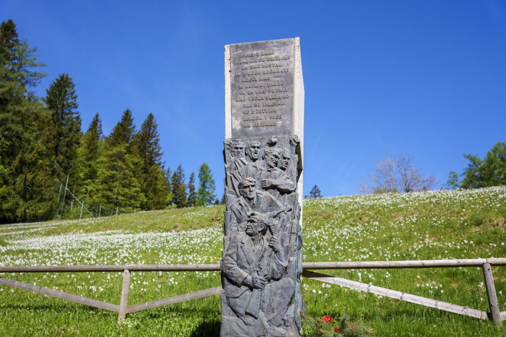 Il monumento ai partigiani con una distesa di narcisi a Javorniški Rovt.