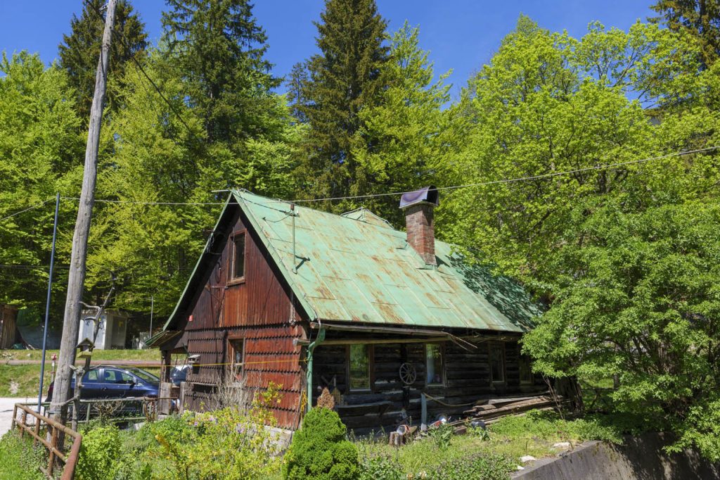 Un'antica casa industriale per la gestione del bacino idroelettrico di Javorniški Rovt.