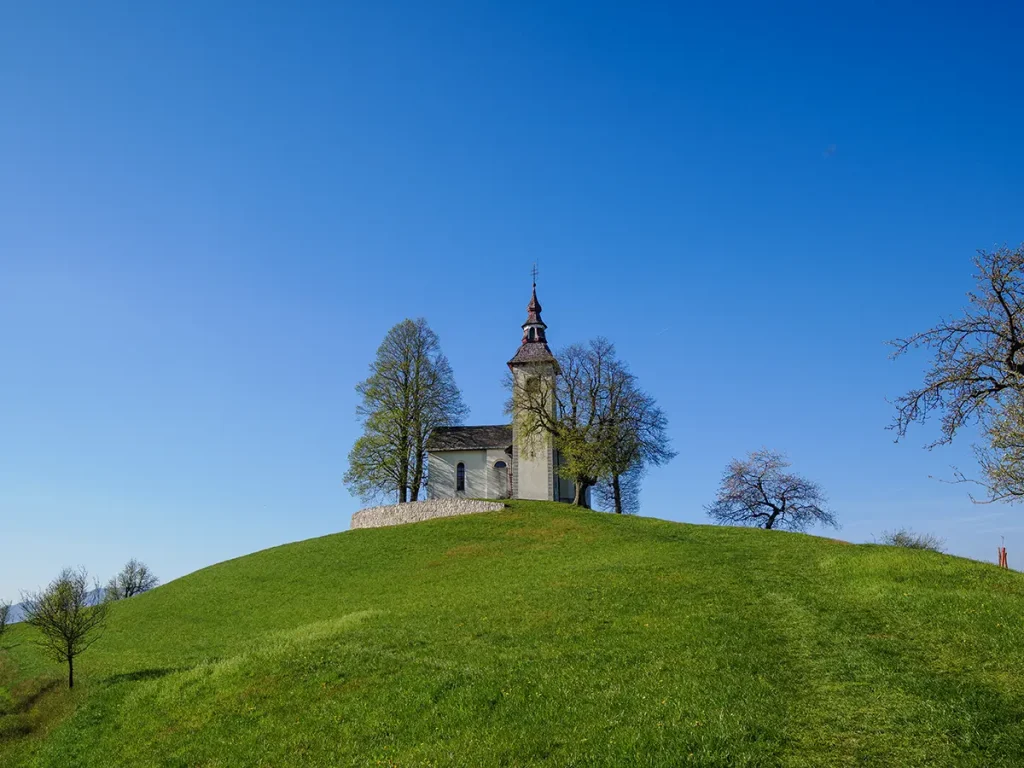 La Passione di Škofja Loka nel 2026: un incredibile viaggio nel tempo in Slovenia 10 L'iconica chiesetta di San Tommaso, nell'omonimo paese vicino a Škofja Loka.