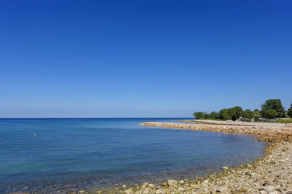 La costa di Peroj è tra le più intatte dell'Istria.