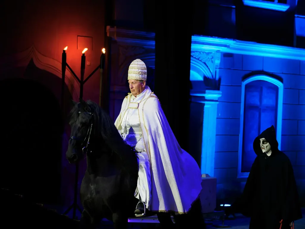 La Passione di Škofja Loka nel 2026: un incredibile viaggio nel tempo in Slovenia 5 Nemmeno il Papa può scampare al suo mortale destino.