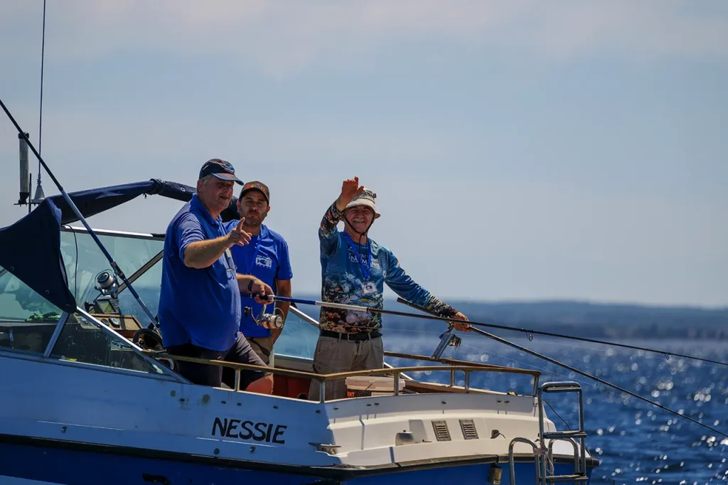 Pescatori sloveni ci salutano dalla barca.
Pesca sportiva, Istria