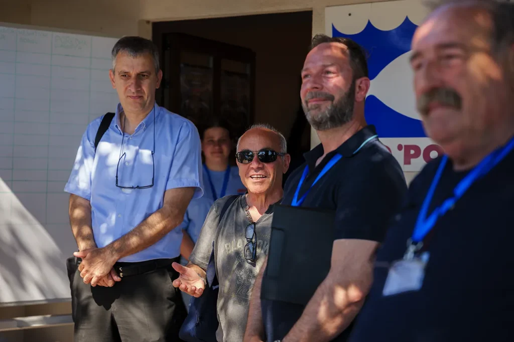 Stefano Sarti segue con entusiasmo la pesa del pescato a Peroj.
Pesca sportiva, Istria