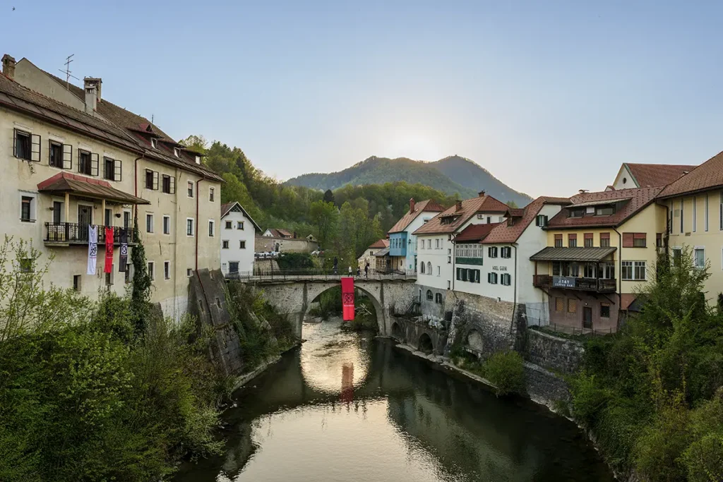La Passione di Škofja Loka nel 2026: un incredibile viaggio nel tempo in Slovenia 2 Il fascino medievale di Škofja Loka addobbata per la Passione.