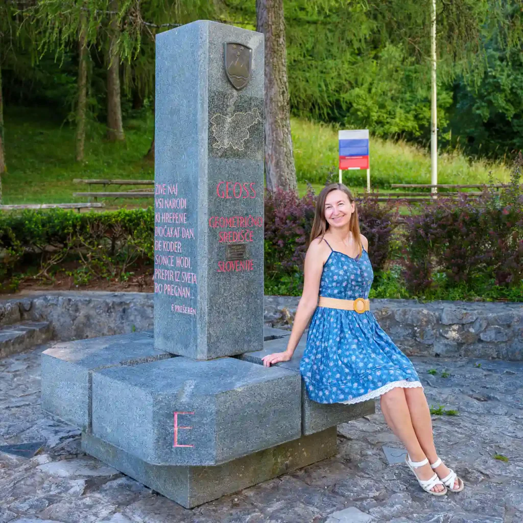 Litija e GEOSS, il cuore geografico della Slovenia: esperienze uniche nelle viscere della terra e tra le fronde degli alberi 15 Seduta sul centro geometrico della Slovenia!