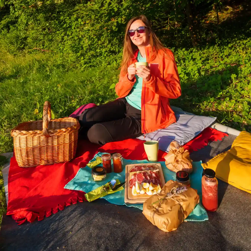 Litija e GEOSS, il cuore geografico della Slovenia: esperienze uniche nelle viscere della terra e tra le fronde degli alberi 20 Un'ottima colazione ci aspetta alle 6 del mattino in mezzo ai prati del GEOSS!