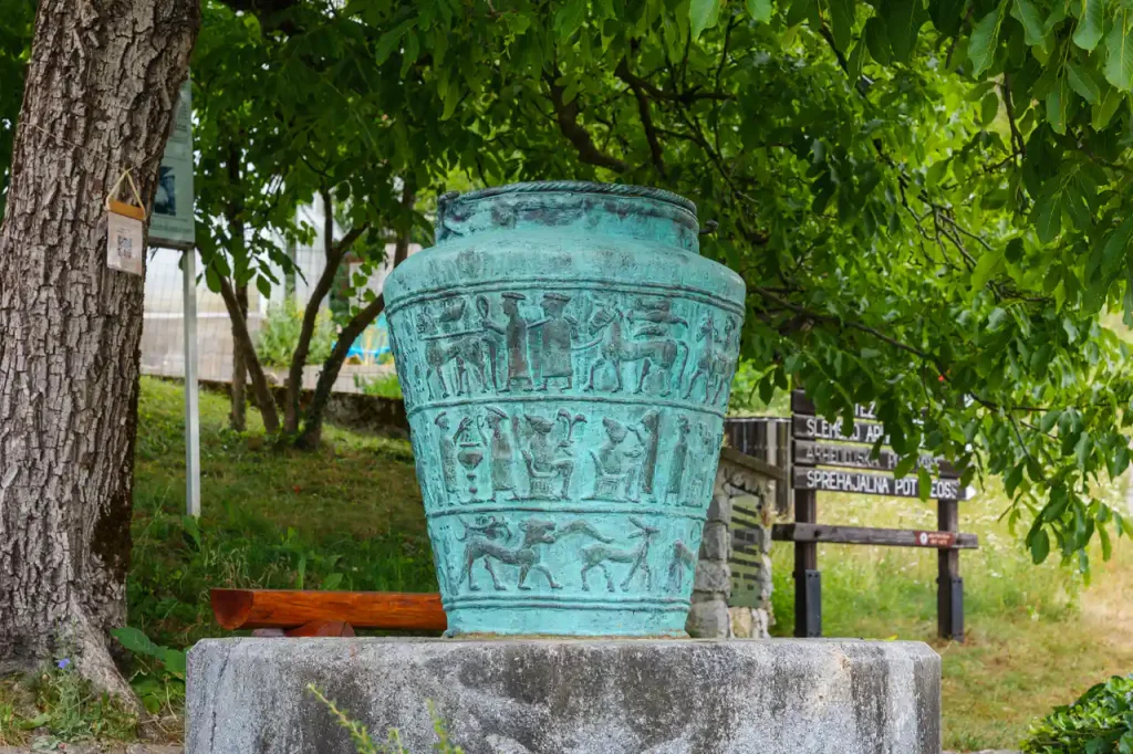 Litija e GEOSS, il cuore geografico della Slovenia: esperienze uniche nelle viscere della terra e tra le fronde degli alberi 22 La copia "maggiorata" della situla di Vače.