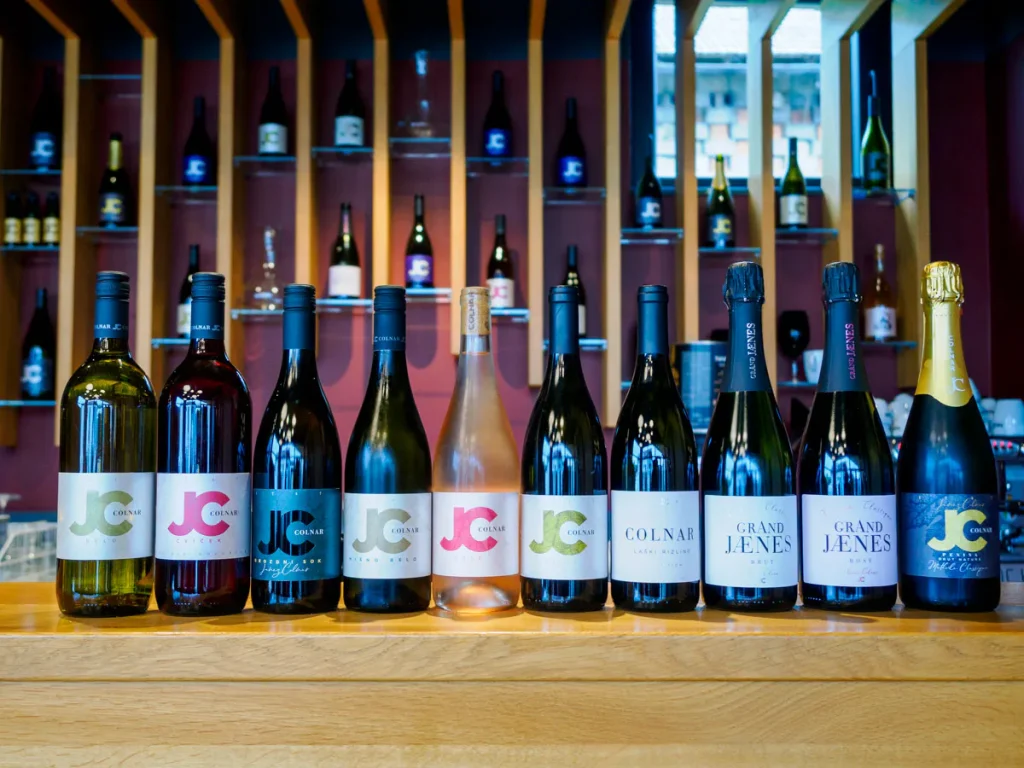 Tutte le bottiglie della cantina Colnar a disposizione per la degustazione.
agriturismi in Slovenia