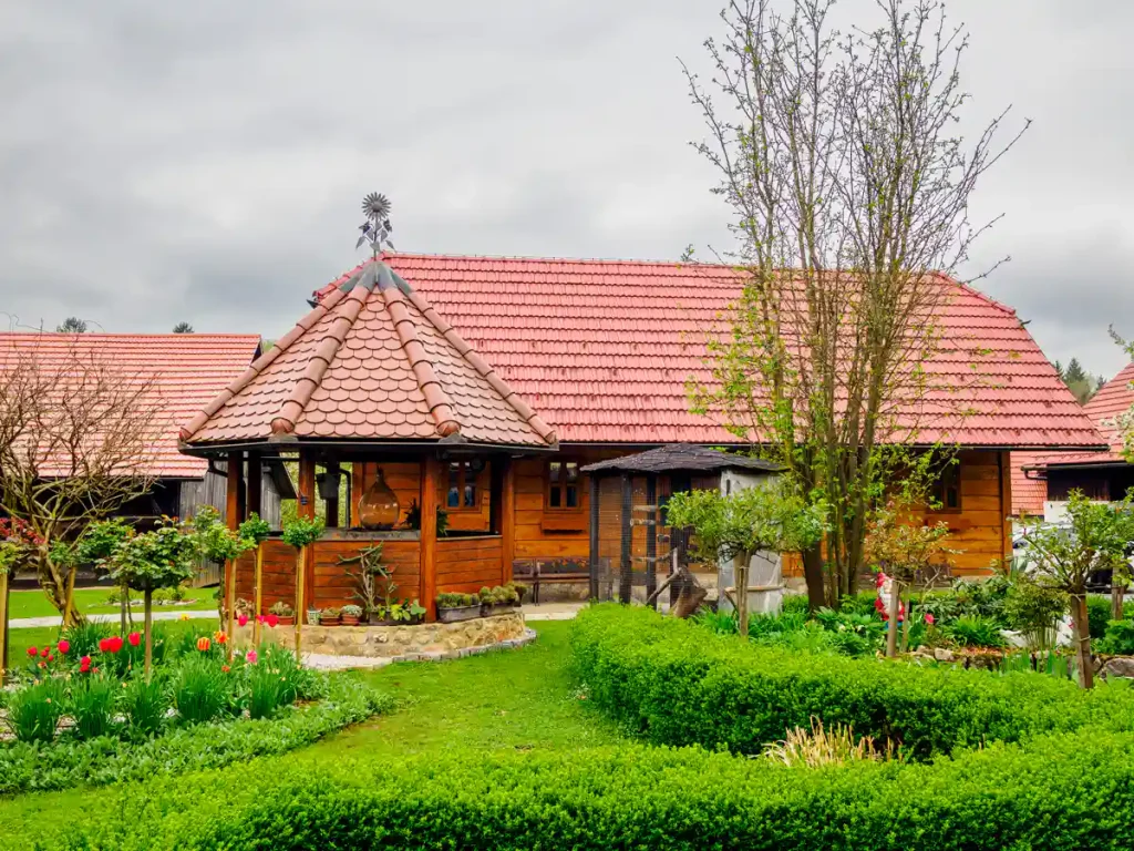 La bellissima casa tradizionale della Bela Kraijna immersa in un giardino rigoglioso.