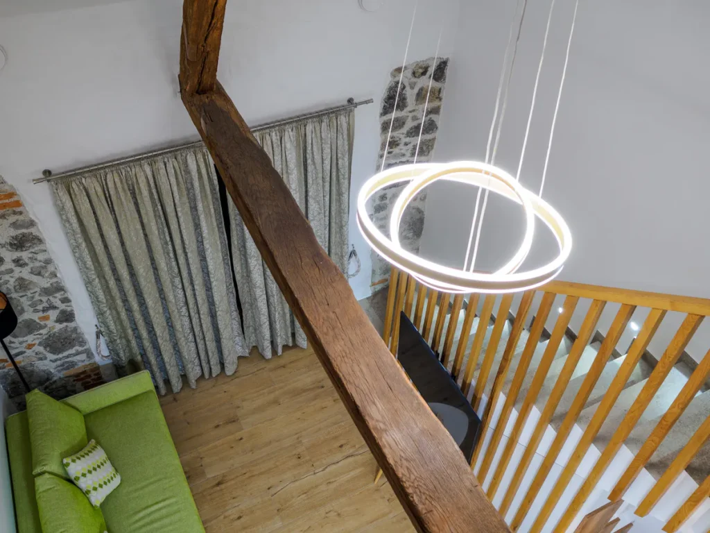 Antico e moderno si fondono negli appartamenti del Resort Village Majer.