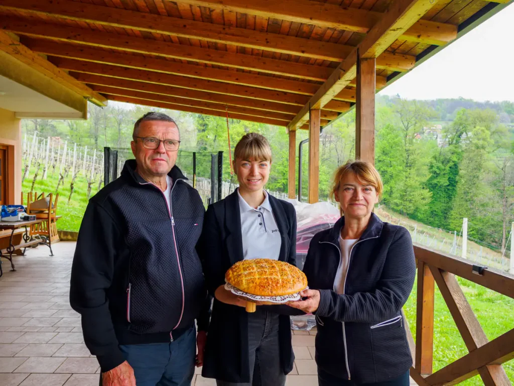 Anton, Katja e Tanja Jakljevič con la loro favolosa pogača!