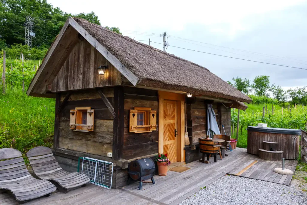 Il bellissimo "hram", con sauna e jacuzzi, dove passare la notte immersi nel verde.