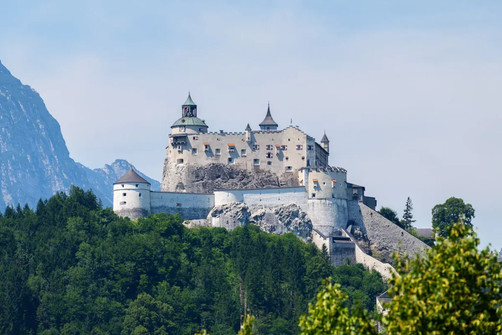 Cosa vedere a Werfen e dintorni: itinerario di 2 giorni nel Salisburghese 9 La spettacolare mole del Burg Hohenwerfen.