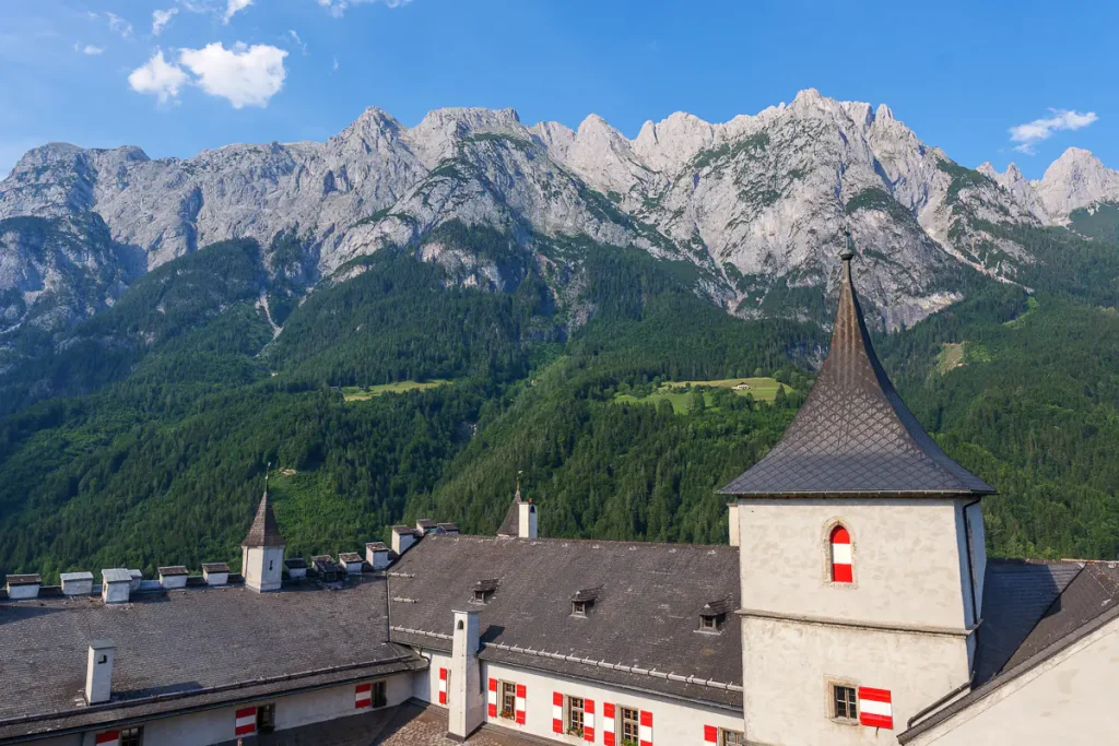 Cosa vedere a Werfen e dintorni: itinerario di 2 giorni nel Salisburghese 14 La bellissima vista dalla torre dell'orologio di Hohenwerfen.