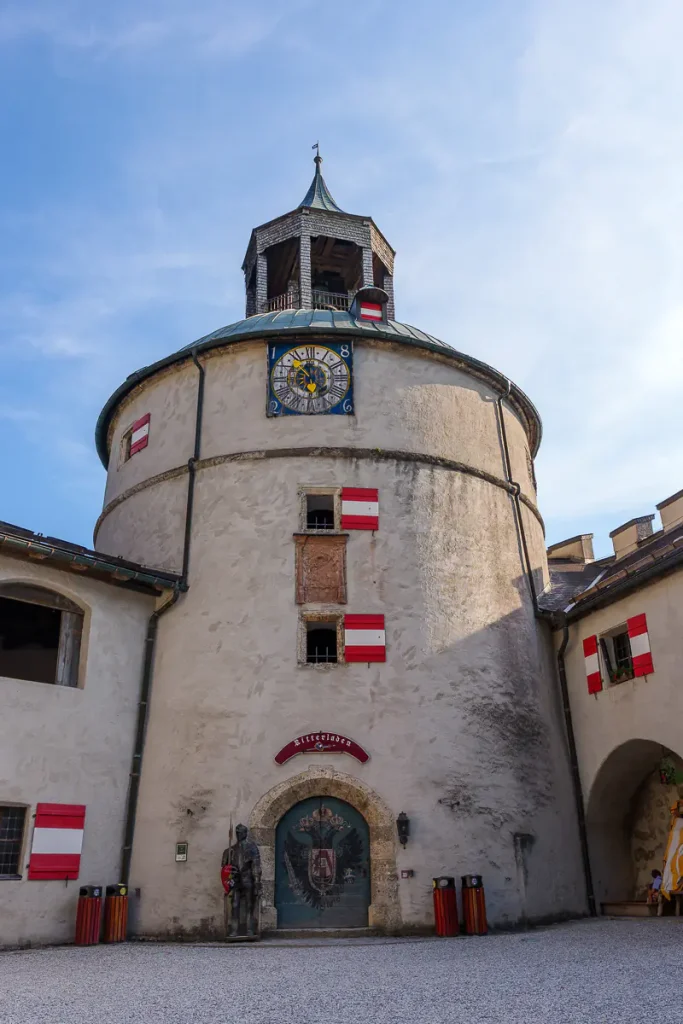 Cosa vedere a Werfen e dintorni: itinerario di 2 giorni nel Salisburghese 15 La torre dell'orologio del Burg Hohenwerfen.