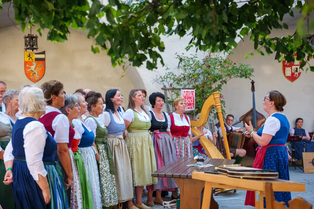 Cosa vedere a Werfen e dintorni: itinerario di 2 giorni nel Salisburghese 16 Concerto serale di musica tipica al Burg Hohenwerfen.