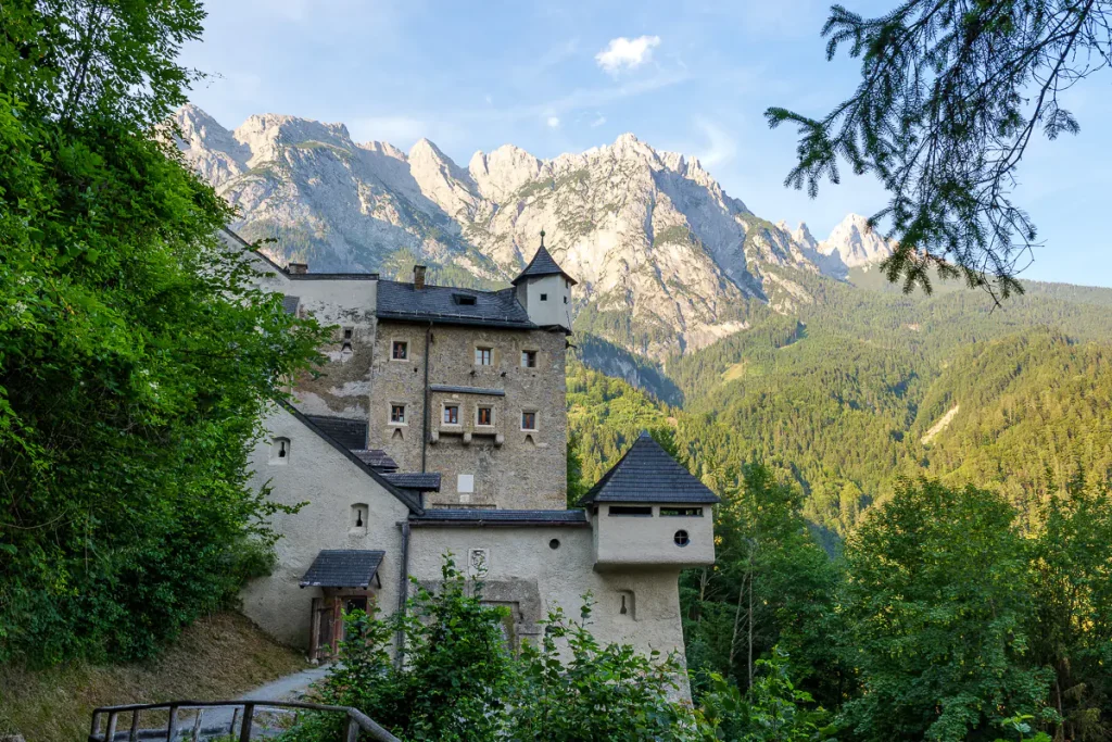 Cosa vedere a Werfen e dintorni: itinerario di 2 giorni nel Salisburghese 11 Scendendo a piedi dal burg Hohenwerfen.