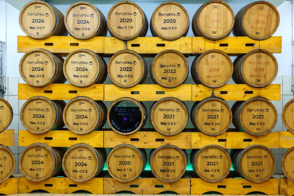 Cosa vedere in Dolenjska: itinerario di 3 giorni tra natura, storia e ospitalità 41 Le botti che contengono il liquore di ginepro, il celebre brinjevec, e il gin.