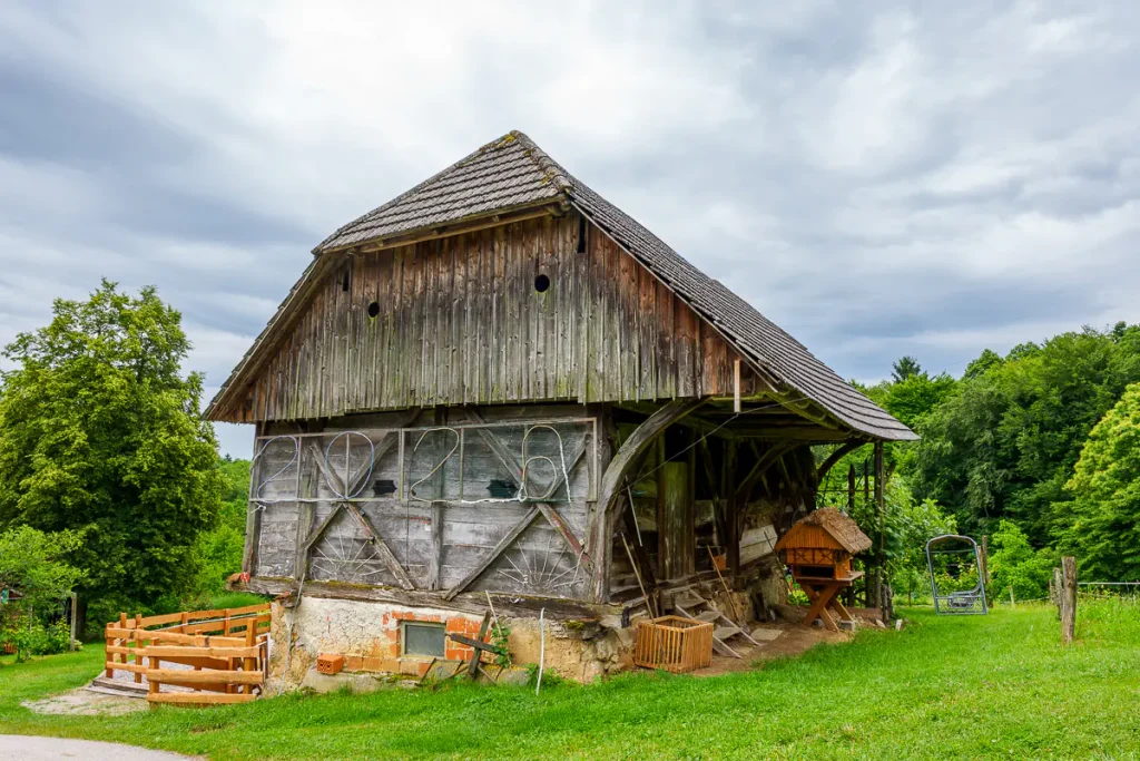 Cosa vedere in Dolenjska: itinerario di 3 giorni tra natura, storia e ospitalità 5 L'antica kašča (granaio) della Domačina Vesel.